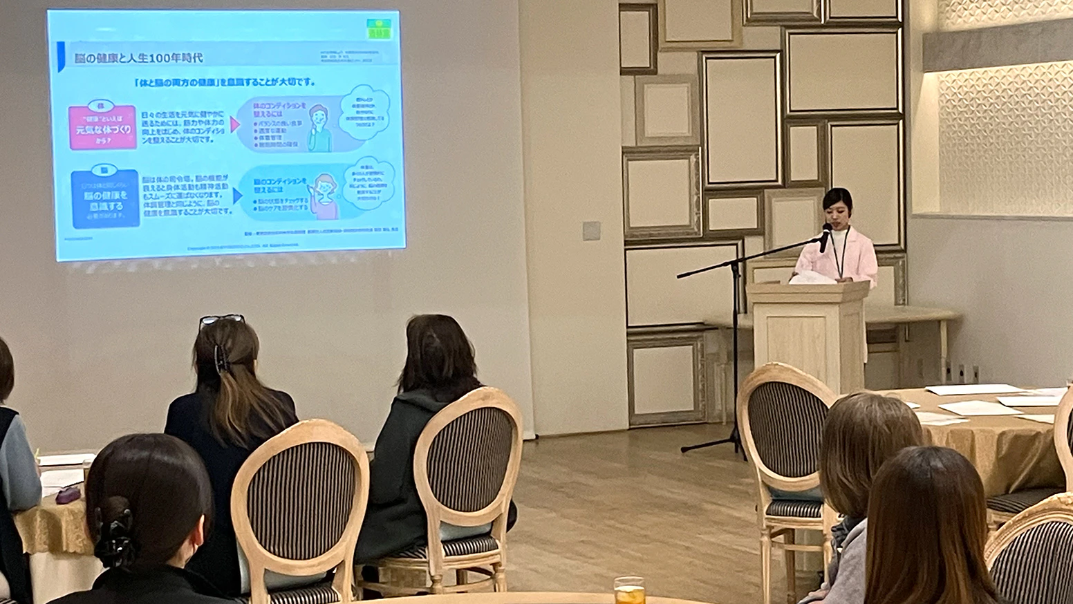 2026年4月4日(土)に、パルモグループ主催の「将来に向けたセミナー」が開催されました。セミナーはニコニコ健幸ラボの管理栄養士が講師を務め、日常生活で取り入れやすい運動や食事のポイント、思い出しワークなどを通して、楽しく学べる内容をお届けしました。ニコニコ健幸ラボでは、地域の皆さまの健康づくりをサポートする取り組みを今後も行ってまいります。