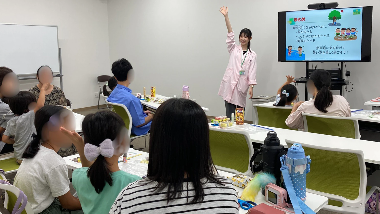 2025年7月26日(土) 杏林堂薬局小松店にこにこ健康ルームにて、夏休み企画として親子で参加いただけるお菓子の箱を使用した工作イベントを開催しました！普段食べているお菓子の箱の変身に驚かれているお客様が多く、クイズも楽しみながら参加いただきました。今後も食育体験を通じて、地域の健康づくりに貢献してまいります。