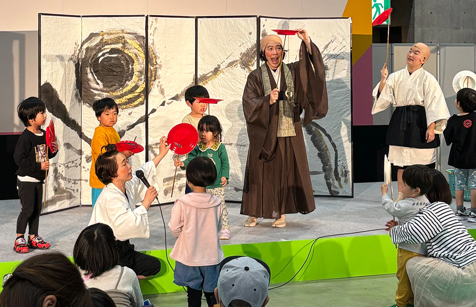 【ベビーフェスタ2025】劇団たんぽぽさんによる「和尚さんと小僧さん」の小さなお芝居と遊びにて皿回しに挑戦!