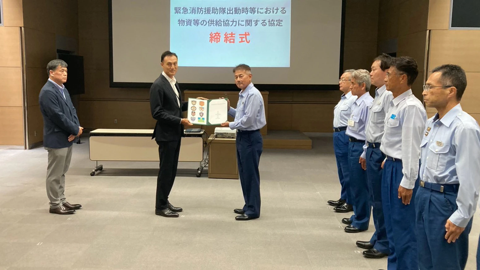 2026年8月25日(火) 浜松市消防局にて、浜松市、湖西市、磐田市、袋井市森町広域行政組合、掛川市、菊川市及び御前崎市とマックスバリュ東海株式会社及び株式会社杏林堂薬局で「緊急消防援助隊等出動時の物資確保及び搬送に係る協定」の締結式が開催されました。この協定の内容に則り、県内外で発生した災害で各市町などが応援隊を派遣する場合には、杏林堂薬局など事業者が要請の物資を調達・配送を行います。今後も杏林堂薬局はこうした地域連携などを通じて、地域の皆様の健康・安全のサポートをしてまいります！