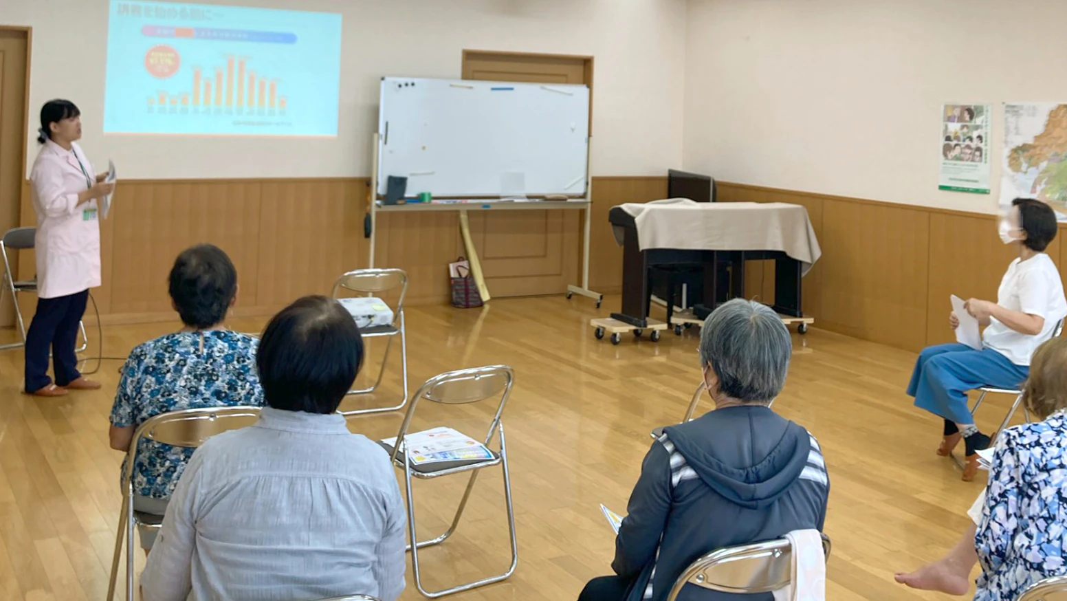 2025年8月13日(水)に「佐藤西町元気サロン」にて、健康セミナーを開催！管理栄養士から「夏バテ予防」について、薬剤師、ヨガのインストラクターから「簡単にできるヨガ」について講義を行いました。今後も地域の皆様の健康づくりのサポートをしてまいります！