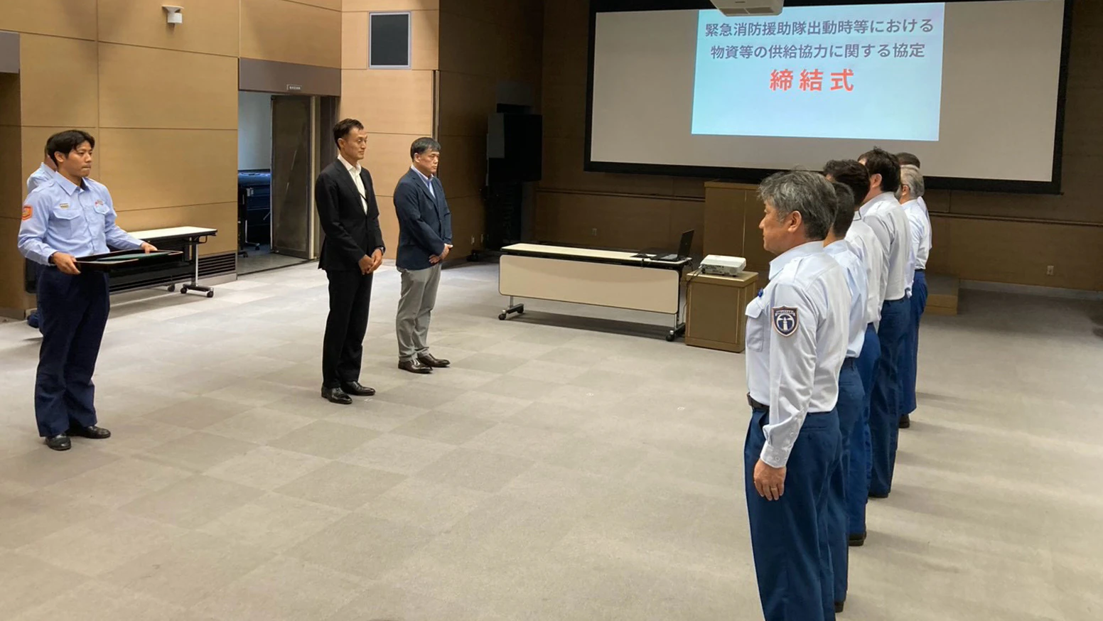 2026年8月25日(火) 浜松市消防局にて、浜松市、湖西市、磐田市、袋井市森町広域行政組合、掛川市、菊川市及び御前崎市とマックスバリュ東海株式会社及び株式会社杏林堂薬局で「緊急消防援助隊等出動時の物資確保及び搬送に係る協定」の締結式が開催されました。この協定の内容に則り、県内外で発生した災害で各市町などが応援隊を派遣する場合には、杏林堂薬局など事業者が要請の物資を調達・配送を行います。今後も杏林堂薬局はこうした地域連携などを通じて、地域の皆様の健康・安全のサポートをしてまいります！