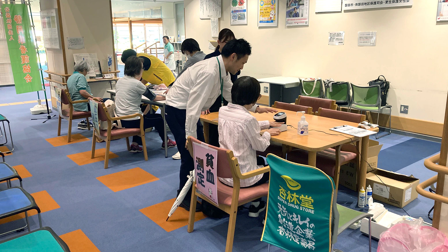 2026年6月1日(月) 磐田市iプラザ1階 オープンスペースにて、杏林堂薬局と磐田市のコラボ健康イベント「健康いわたDAY まちの保健室NEO(ネオ)」を開催しました!今回は毎月1日の「健幸いわたDAY」に合わせ、べジチェック・体組成計・足指チェック(足指の筋力測定)、血圧・骨密度計・貧血計を使った健康測定などを行いました。磐田市のまちの保健室NEO・健康測定イベントは今後も多数実施される予定です。ぜひご興味のある皆様、お気軽にお越しくださいませ!