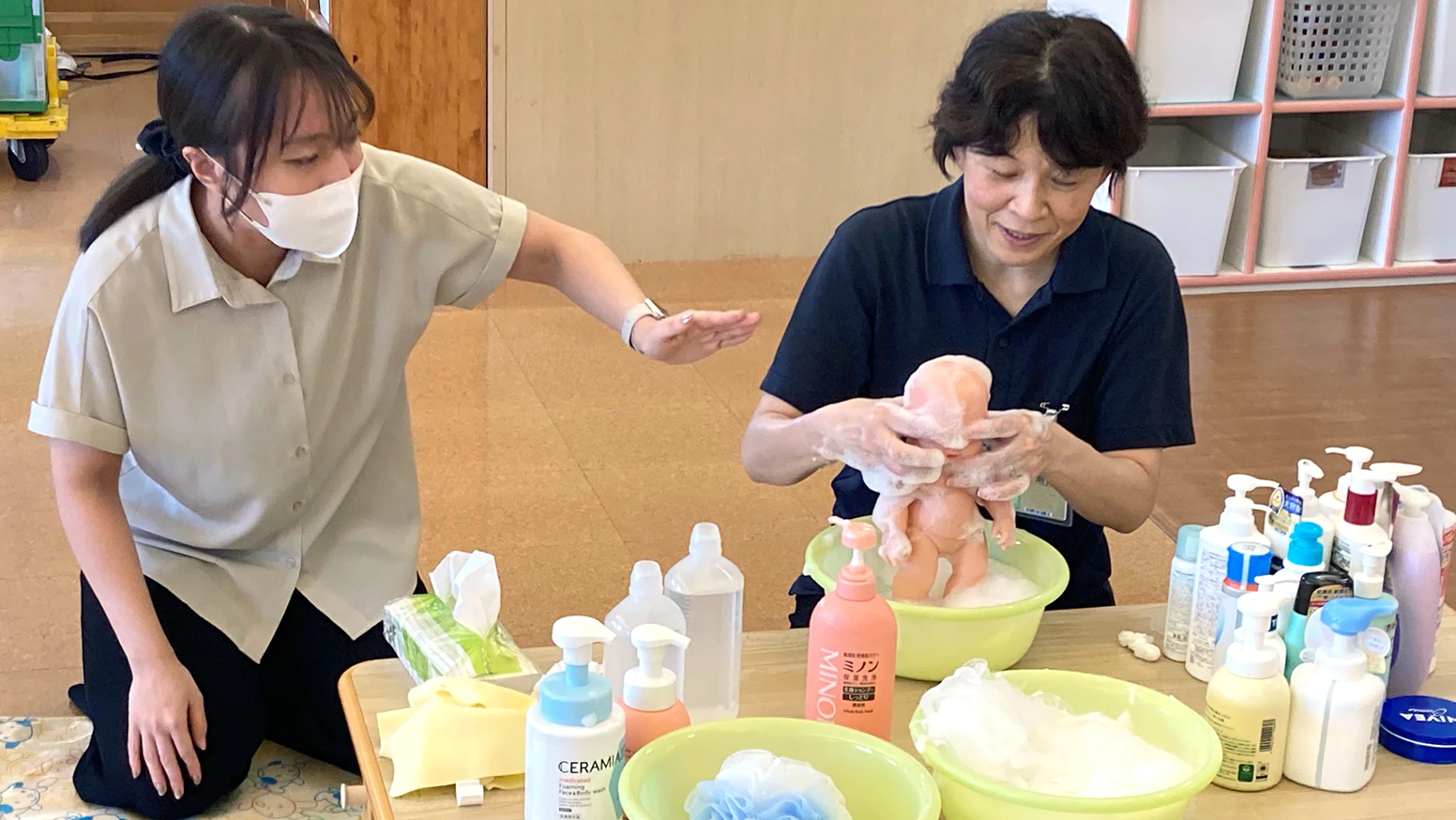 2026年6月23日(火) 掛川市の子育てセンターさやのもり様にて、杏林堂薬局薬剤師による「お子様のスキンケアセミナー」を開催しました。ボディーローションやクリームを試していただける時間や、日頃疑問に思っていること、困っていることに薬剤師が丁寧にお答えする時間を通して、お子様・親御さんどちらにも喜んでいただけるイベントとなりました。今後も地域で連携し、市民の皆様の健康増進のサポートをしてまいります。