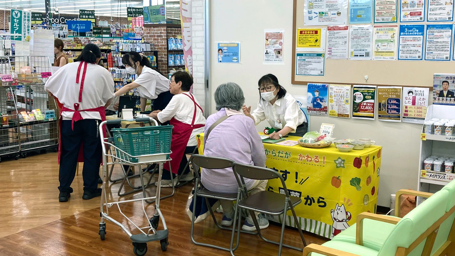 2026年7月19日(日) 杏林堂薬局 鳥之瀬店にて、磐田市と杏林堂薬局による健康栄養相談会・まちの保健室を開催しました。磐田市のブースでは野菜の摂取量を確認できるべジチェックを実施しました。あわせて、野菜1日分(およそ350g)の野菜パック販売を行いました。今後も杏林堂は栄養相談会などの健康イベントを実施すると同時に、地域で連携し、市民の皆様の健康増進のサポートをしてまいります。