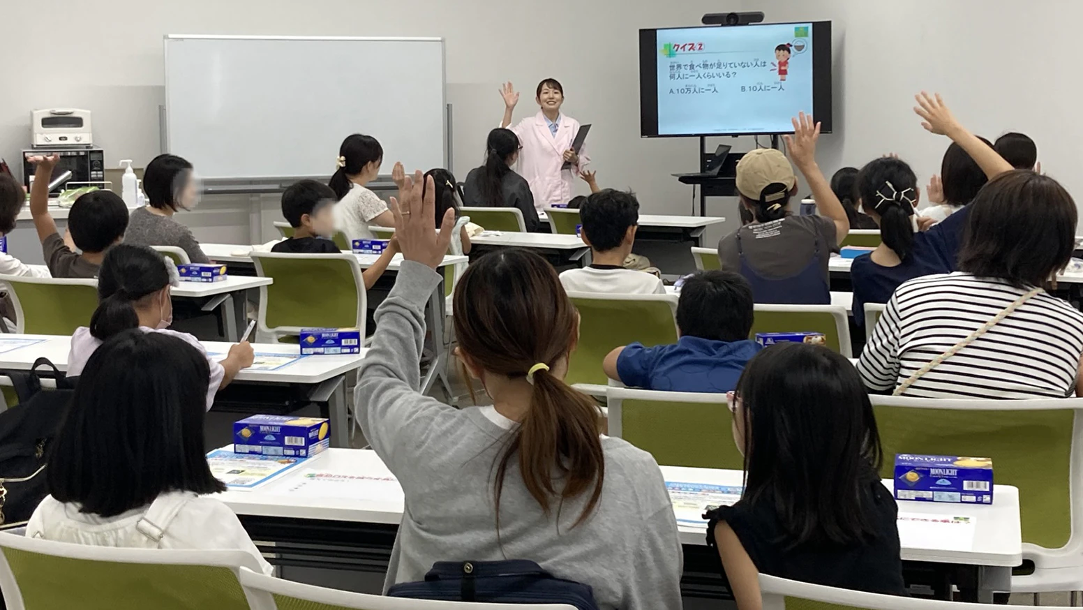 2025年8月5日(火) 杏林堂薬局小松店にこにこ健康ルームにて、夏休み企画として小学生の親子で参加いただけるお菓子の箱を使用した工作イベントを開催しました!森永製菓株式会社の講師や杏林堂管理栄養士より講義を行い、クイズ形式で親子で学んでいただきました。今後も食育体験を通じて、地域の健康づくりに貢献してまいります。