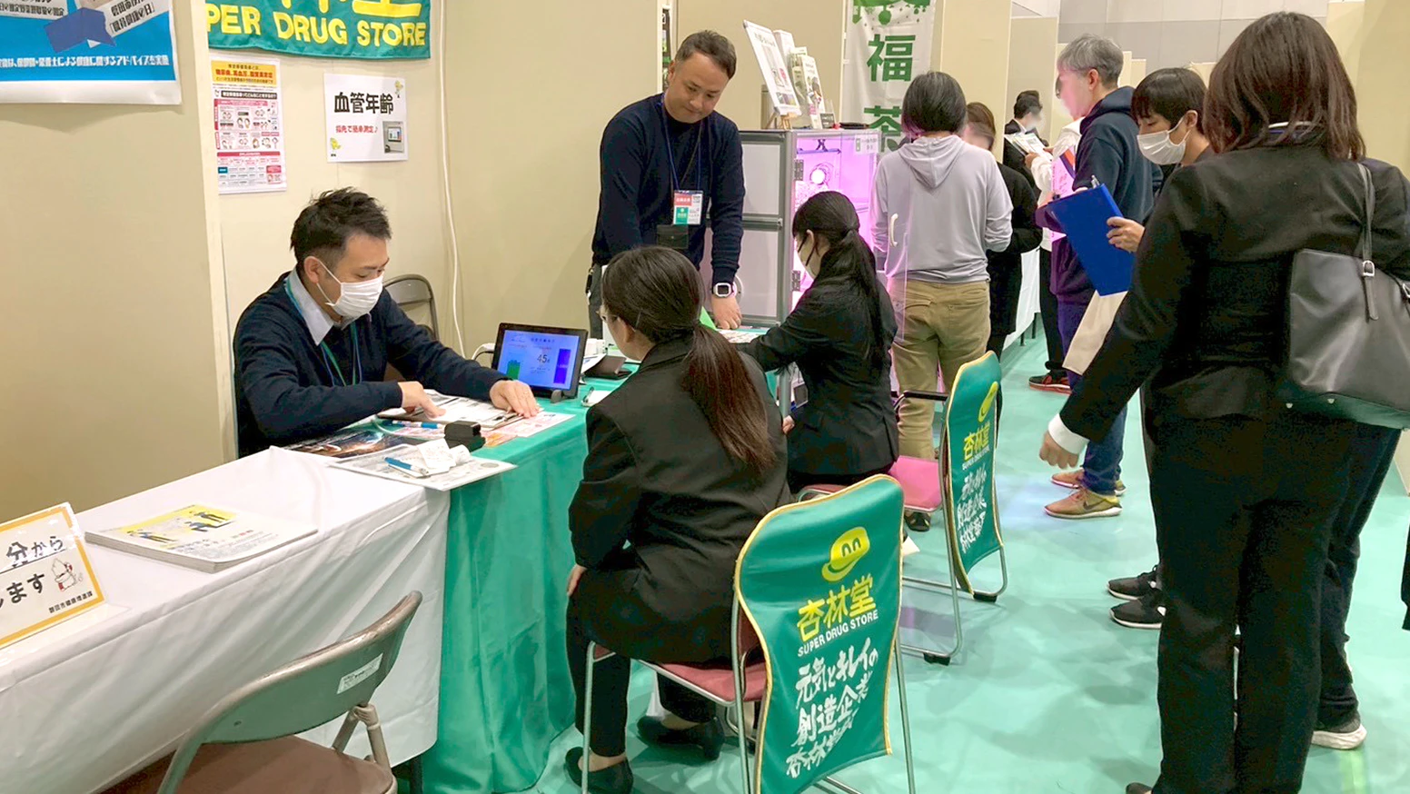 2025年11月7日(金)・8日(土)に開催された「第15回産業振興フェア in いわた」にブース出展！今年度は「健康な暮らし」をテーマとして、野菜摂取頻度測定、血管年齢測定を実施しました。今後も地域で連携し、市民の皆様の健康増進のサポートをしてまいります。