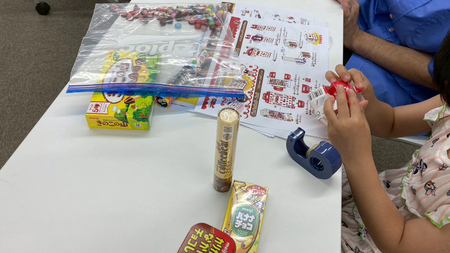 2025年7月26日(土) 杏林堂薬局小松店にこにこ健康ルームにて、夏休み企画として親子で参加いただけるお菓子の箱を使用した工作イベントを開催しました！普段食べているお菓子の箱の変身に驚かれているお客様が多く、クイズも楽しみながら参加いただきました。今後も食育体験を通じて、地域の健康づくりに貢献してまいります。
