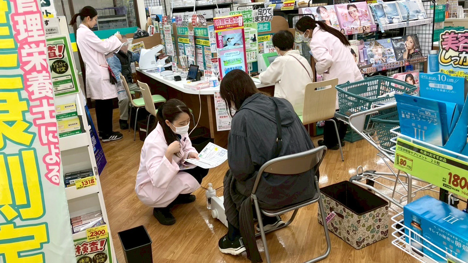 2025年11月9日(日)に杏林堂薬局新初生店調剤室にて、浜松市と杏林堂薬局による健康栄養相談会を開催！参加された方の中でも、「減塩ブースに立ち寄り自身の血圧が気になりだした」という方も見られ、自身の健康に対して関心を持っていただける機会となりました。今後も地域で連携し、市民の皆様の健康増進のサポートをしてまいります。