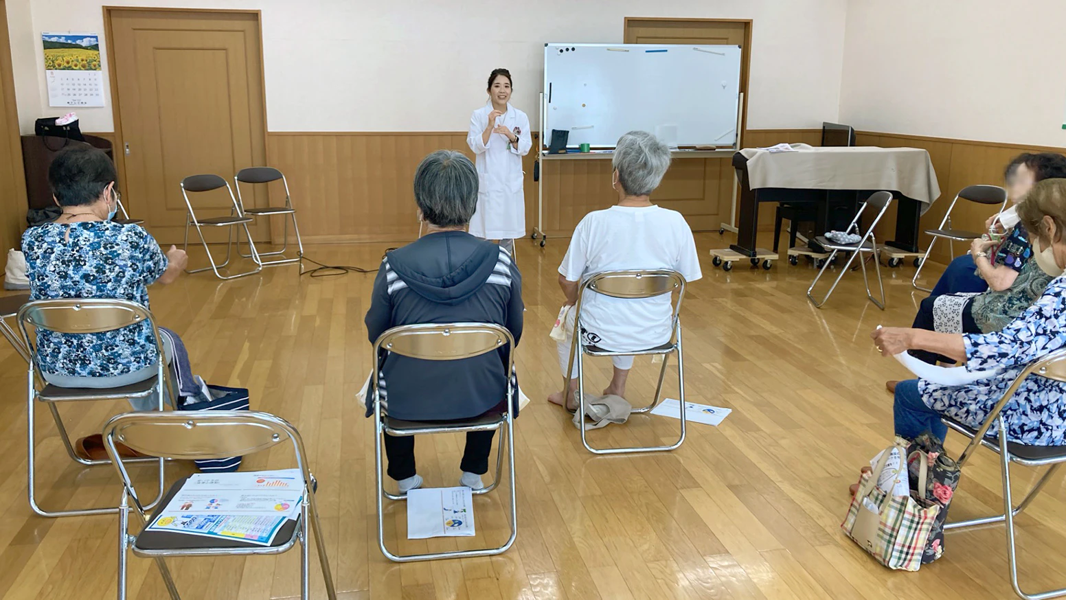 2025年8月13日(水)に「佐藤西町元気サロン」にて、健康セミナーを開催！管理栄養士から「夏バテ予防」について、薬剤師、ヨガのインストラクターから「簡単にできるヨガ」について講義を行いました。今後も地域の皆様の健康づくりのサポートをしてまいります！