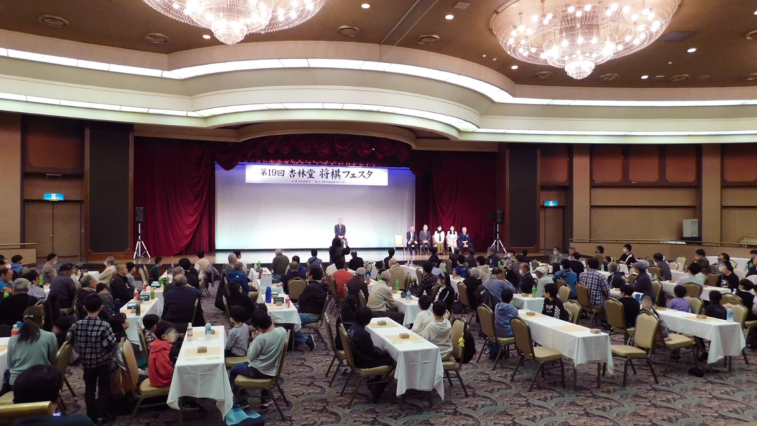 2025年11月23日(日)にグランドホテル浜松 鳳の間で「第19回 杏林堂 将棋フェスタ」が開催されました。小学生から70代の約130名の方にご参加いただき、真剣勝負の白熱した大会となりました。今後も将棋フェスタ開催を通じて、浜松市を盛り上げてまいります。