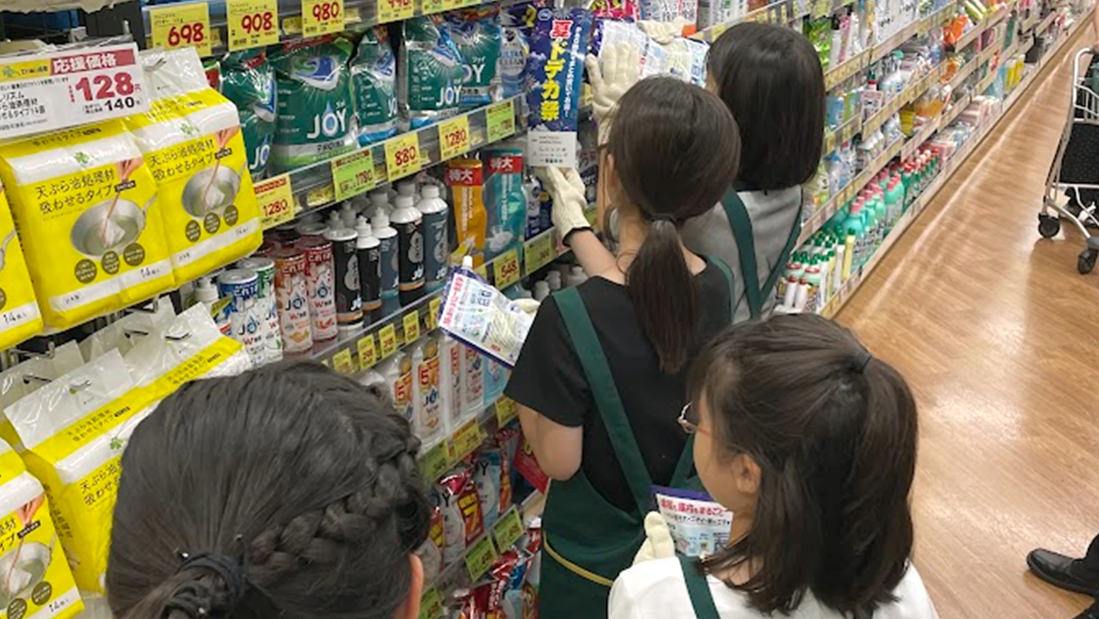 2025年8月18日(月)に（一社）未来学校「遊びと創造のワークショップ」主催のお仕事体験イベントを開催しました！小学生10名が参加し、杏林堂のスタッフのお仕事を体験して頂きました。研修後にはグループワークを行い、商品の紹介POPの作成、研修で体験して気付いたことや感想について発表して頂きました。今後もさまざまな企業・団体様と連携させて頂き、地域の健康づくりを支える活動を積極的に展開していきます。
