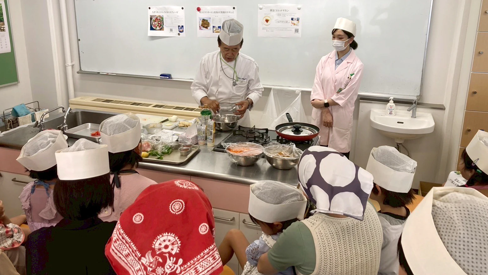 2025年9月15日(月) 南陽協働センタークッキングルームにて、共和レザー株式会社様と「明治presents 親子で楽しい!クッキング教室」を開催しました!株式会社明治による学童期に必要なタンパク質のプチセミナーも実施。今後も地域で連携し、市民の皆様の美と健康や住みやすいまちづくりに邁進してまいります。