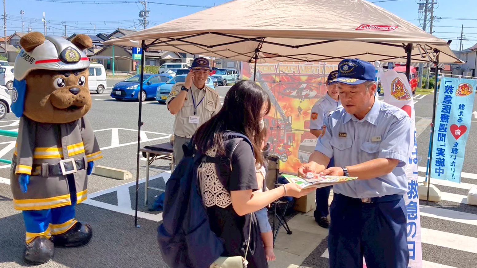 2025年9月9日(火) 杏林堂薬局の浜松市内6店舗にて「救急の日」及び「救急医療週間」にあわせて、店頭にて広報イベントを開催しました！浜松市の各消防署より救急に関する広報物の配布、救急車や消防車の乗車体験、心肺蘇生法体験などを実施しました。今後も市民の健康、安全のために、地域で連携していき普及啓発を行ってまいります。