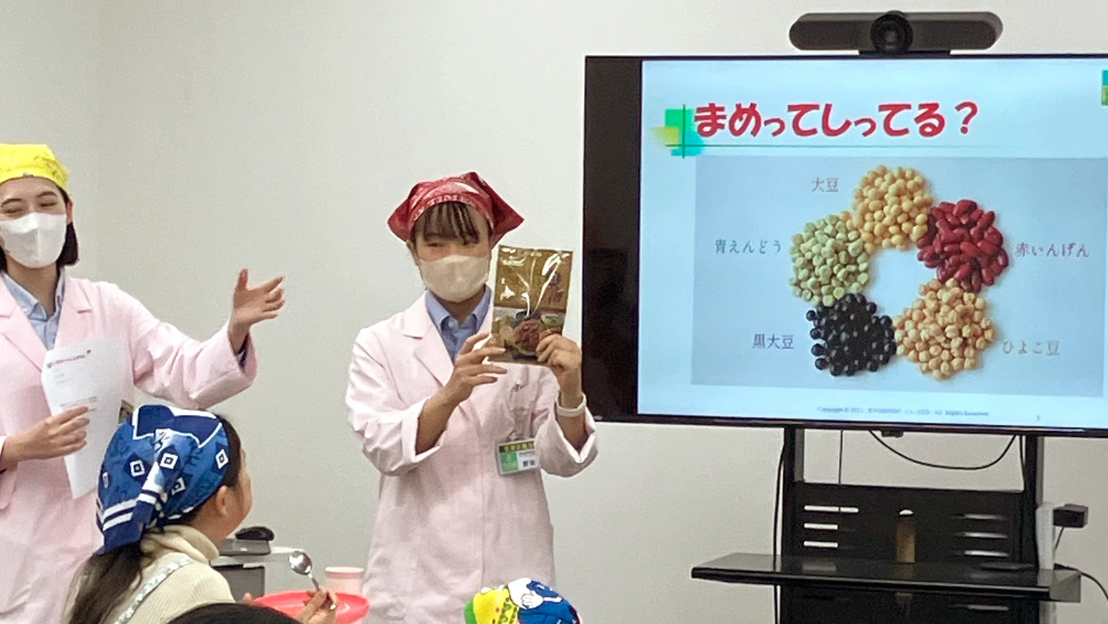 2025年12月20日(土)に小松店にこにこ健康ルームにて親子料理教室を開催！クリスマスメニューとして、大豆ミートを使用したカレーを雪だるま＆リース風にデコレーションしたり、ポテトサラダ、デザートの計3品を一緒に作りました。今後も食育体験を通じて、地域の健康づくりに貢献してまいります。