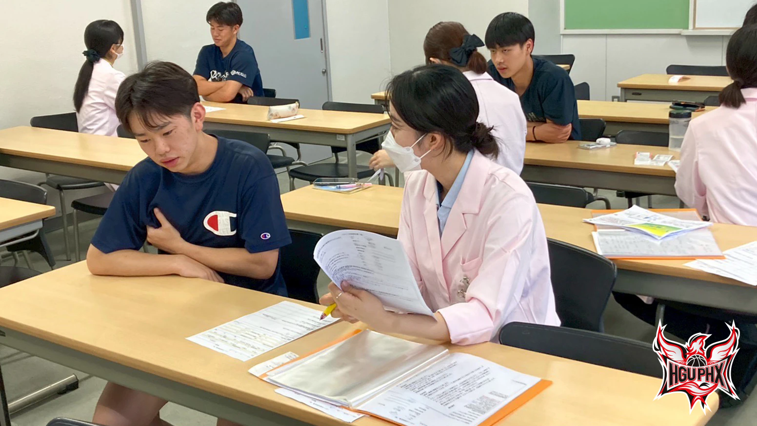 アスリートを応援している杏林堂スポーツ栄養チームが、今年度も浜松学院大学男子バスケットボール部様の栄養指導をしています。1∼2年生のチームの未来を担う選手を中心に毎月個別に栄養サポートしており、選手が自身の栄養状態や測定数値に対して興味を持ち、自主的に行動に移せるような指導を目指しております。今後も浜松学院大学男子バスケットボール部様の活躍を応援していきます。