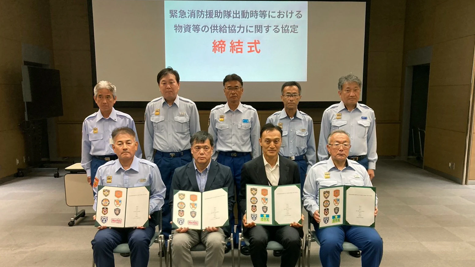 2026年8月25日(火) 浜松市消防局にて、浜松市、湖西市、磐田市、袋井市森町広域行政組合、掛川市、菊川市及び御前崎市とマックスバリュ東海株式会社及び株式会社杏林堂薬局で「緊急消防援助隊等出動時の物資確保及び搬送に係る協定」の締結式が開催されました。この協定の内容に則り、県内外で発生した災害で各市町などが応援隊を派遣する場合には、杏林堂薬局など事業者が要請の物資を調達・配送を行います。今後も杏林堂薬局はこうした地域連携などを通じて、地域の皆様の健康・安全のサポートをしてまいります！