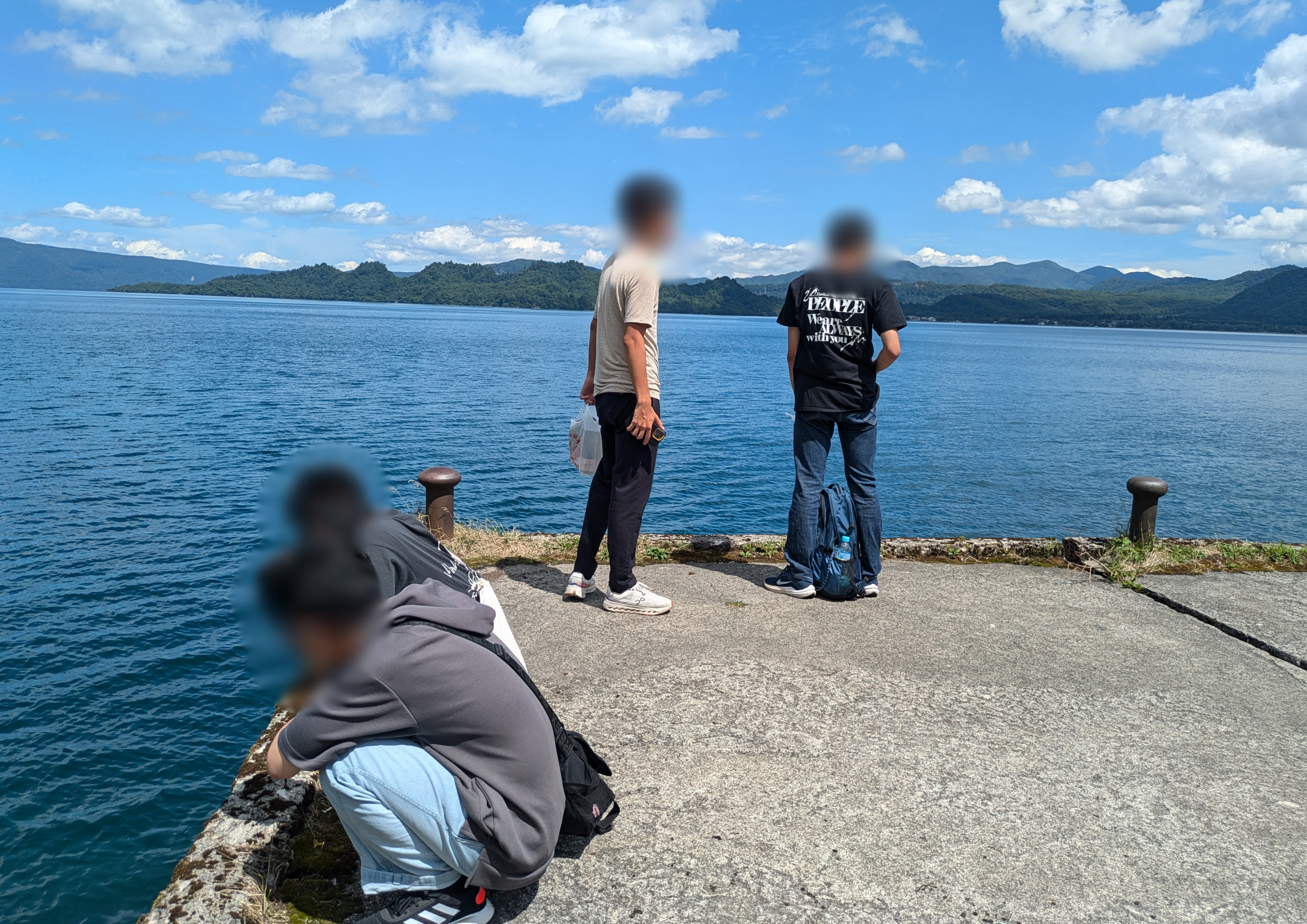 十和田湖をみるKYOSENメンバーの写真