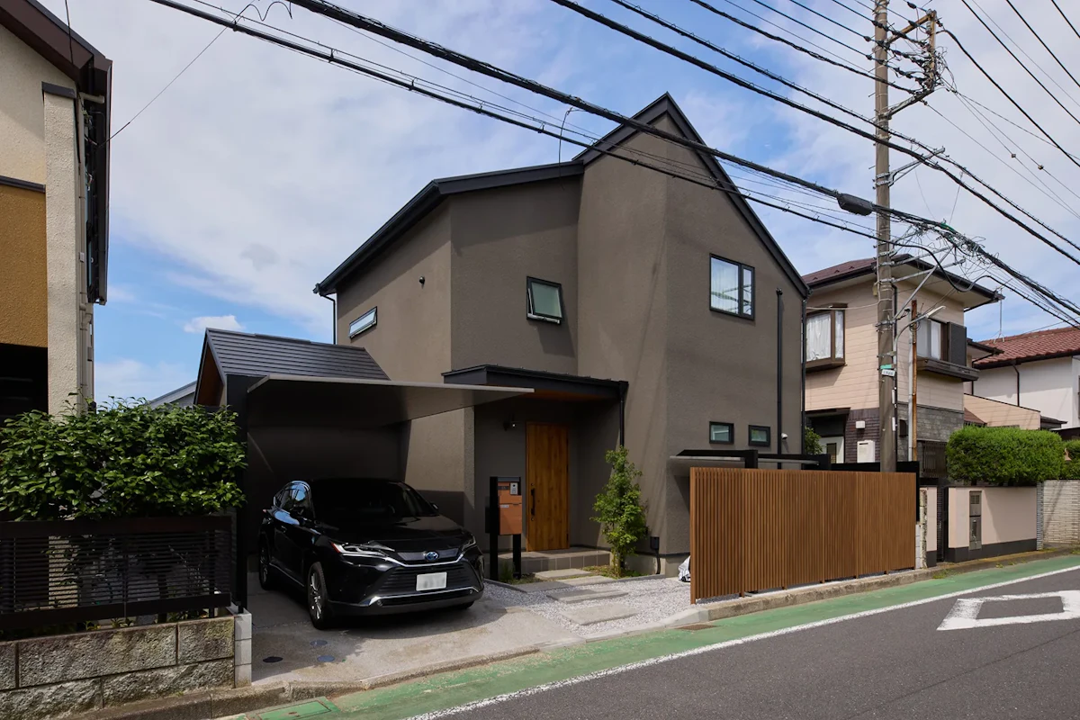 道路側から見たI邸の外観全景とカーポート