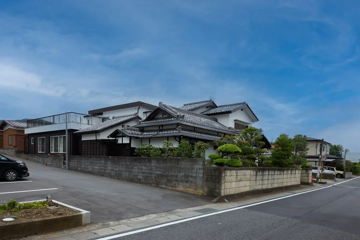 道路沿いから引きで見た外観