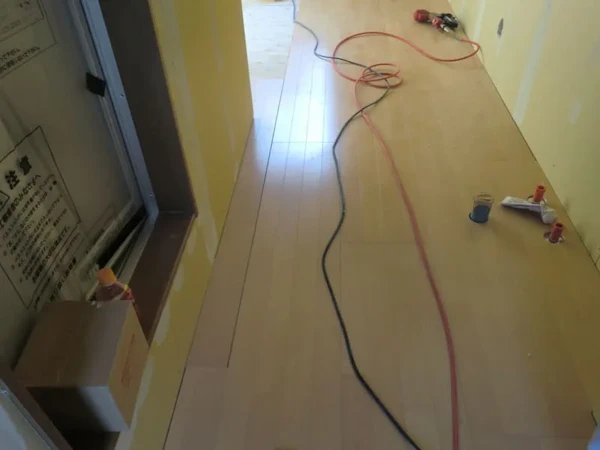 フローリング施工中