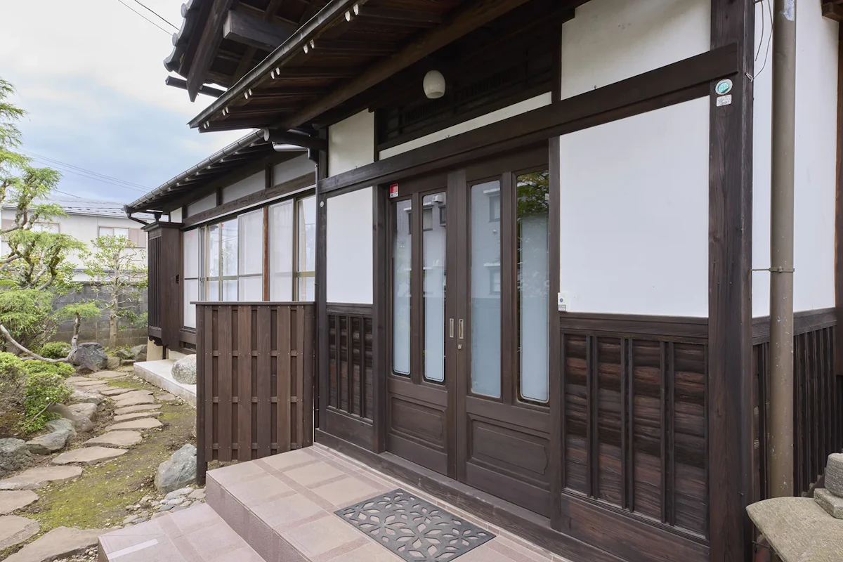 庭側から見た縁側と木製建具