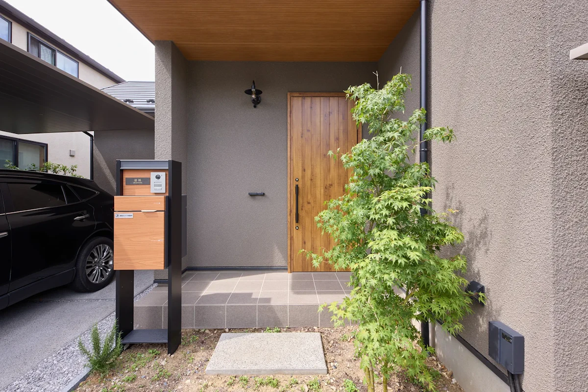 玄関アプローチとポスト、植栽