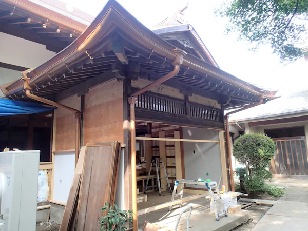 正面入り口造作中