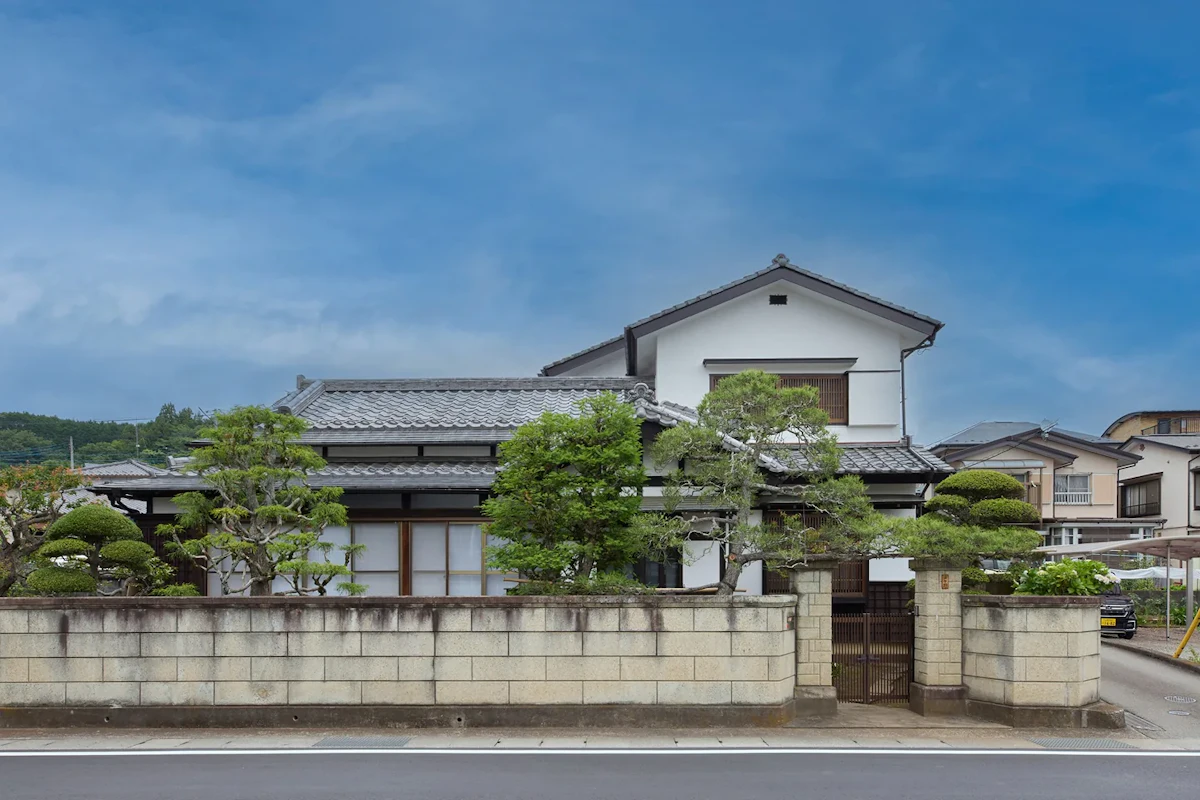 道路側から見た外観の全景