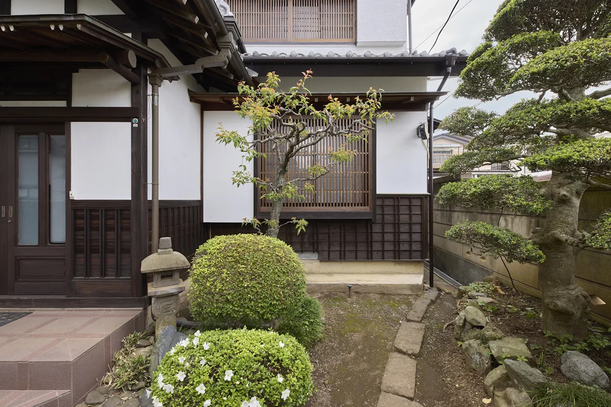 植栽と灯籠のある玄関まわりのアプローチ