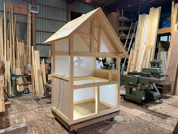 鳥小屋作成中