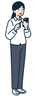 スマホを持ったお客さま（女性）の全身斜め