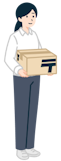 ゆうパックを持ったお客さま（女性）の全身斜め