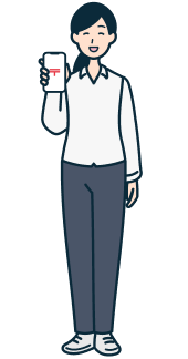 スマホを持った笑顔のお客さま（女性）の全身