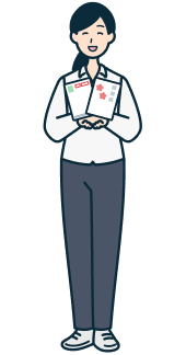 はがきを持った笑顔のお客さま（女性）の全身