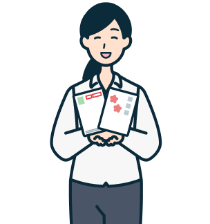 はがきを持った笑顔のお客さま（女性）