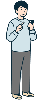 スマホを持ったお客さま（男性）の全身斜め