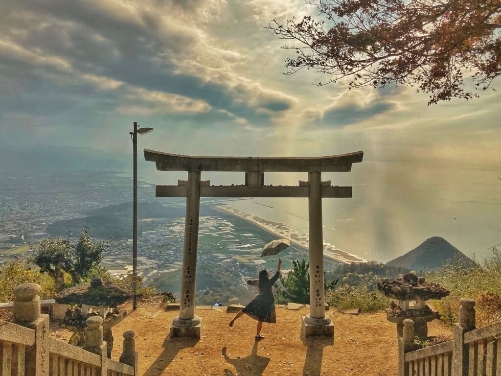 高屋神社の 天空の鳥居 は 幻想的な絶景写真が撮れる人気スポット Recotrip レコトリップ