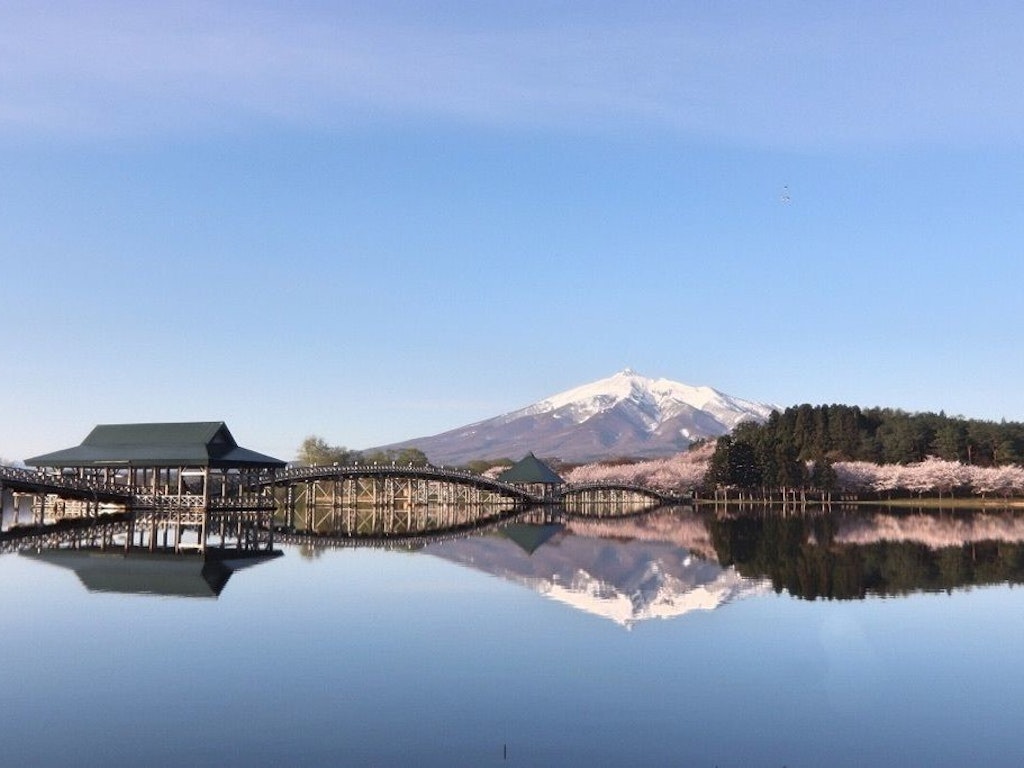 青森にある日本一長い太鼓橋 鶴の舞橋 で情緒あふれる景色を満喫 Recotrip レコトリップ