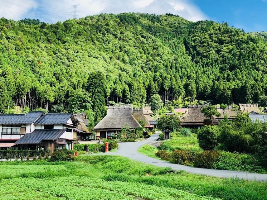 懐かしき日本のふるさと 茅葺き屋根の民家が並ぶ 美山かやぶきの里 へ出かけよう Recotrip レコトリップ