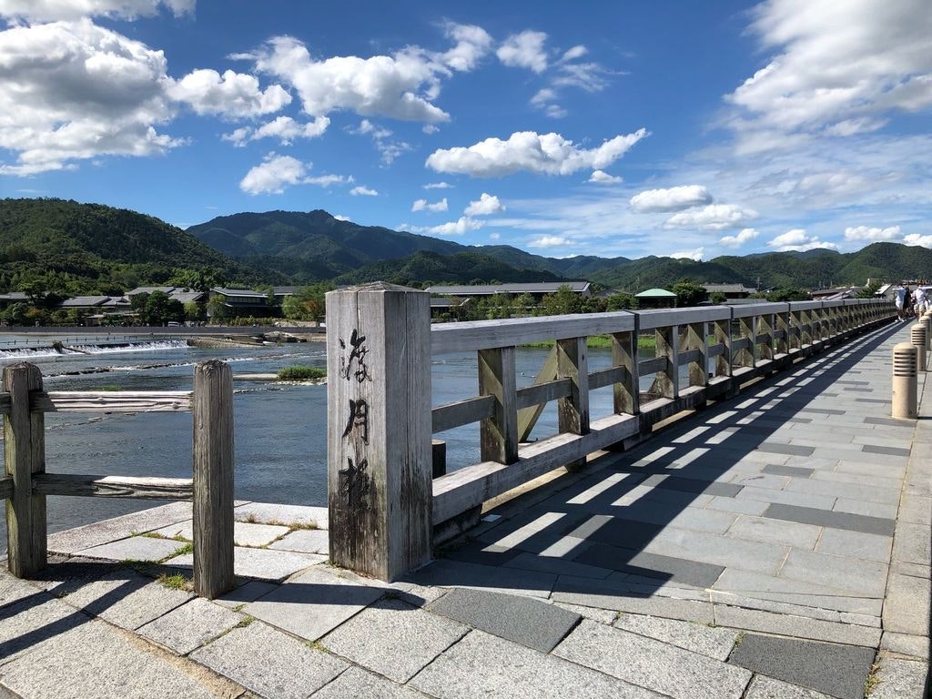 京都 嵐山観光のシンボル 渡月橋 の見どころ 四季を感じる絶景の楽しみ方 Recotrip レコトリップ