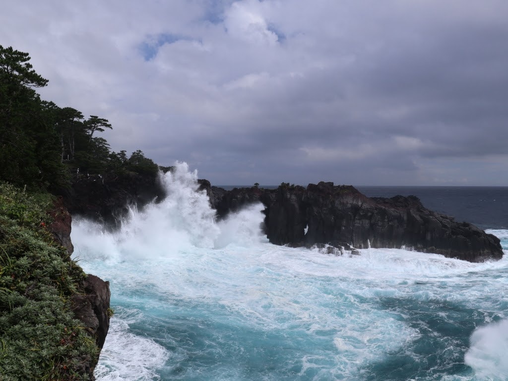 大地が生み出した見事な景観 伊豆半島 城ヶ崎海岸 の見どころやアクセス情報を紹介 Recotrip レコトリップ 大地が生み出した見事な景観 伊豆半島 城ヶ崎海岸 の見どころやアクセス情報を紹介 Recotrip レコトリップ