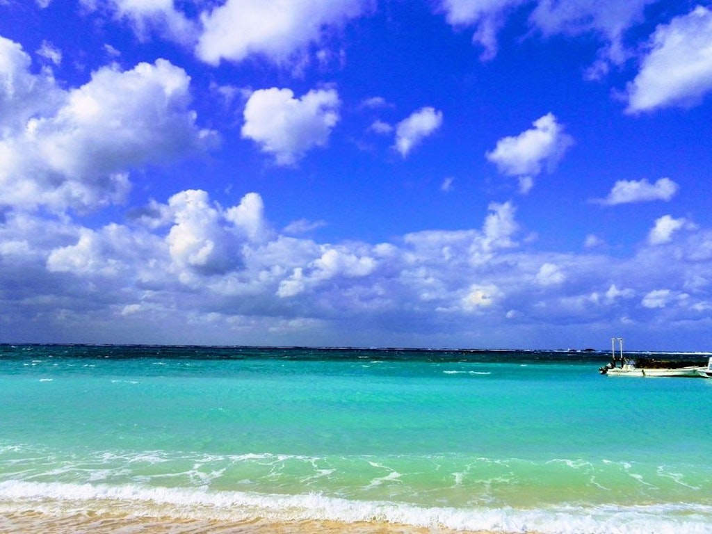 断崖絶壁にたたずむ白亜の灯台 沖縄の 残波岬 で迫力の絶景を見よう Recotrip レコトリップ