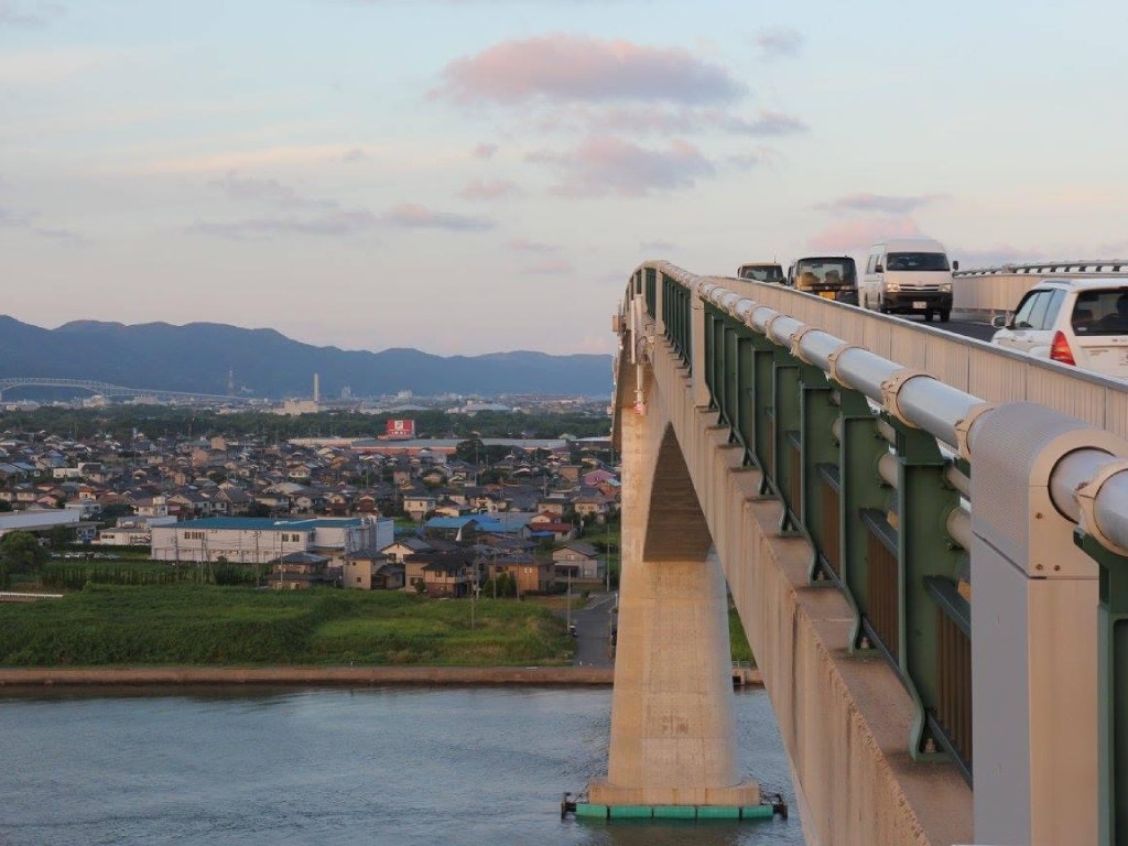 アクセル全開 鳥取と島根を結ぶ 江島大橋 Cmでも話題のベタ踏み坂 Recotrip レコトリップ