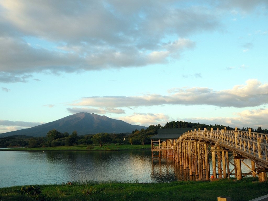 青森にある日本一長い太鼓橋 鶴の舞橋 で情緒あふれる景色を満喫 Recotrip レコトリップ