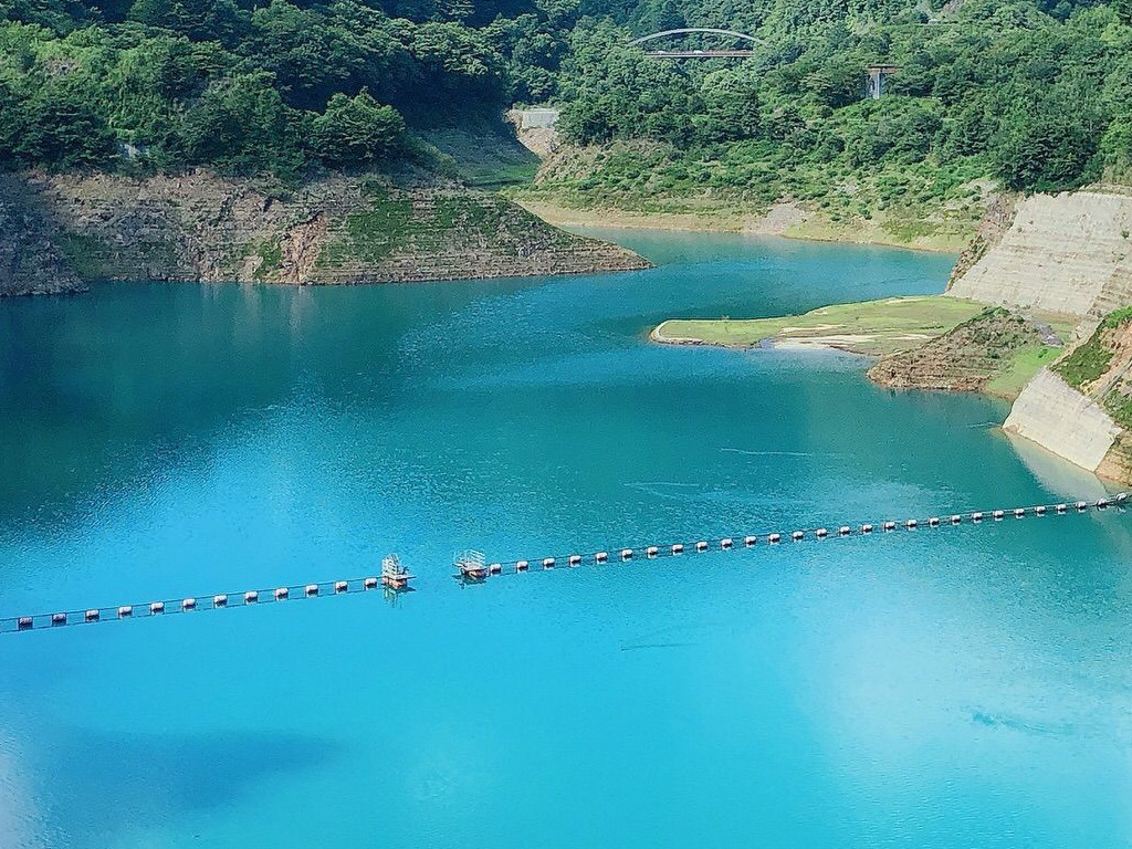 群馬県の奥四万湖！見る人を魅了する幻想的な「四万ブルー」を楽しもう!｜RECOTRIP（レコトリップ）