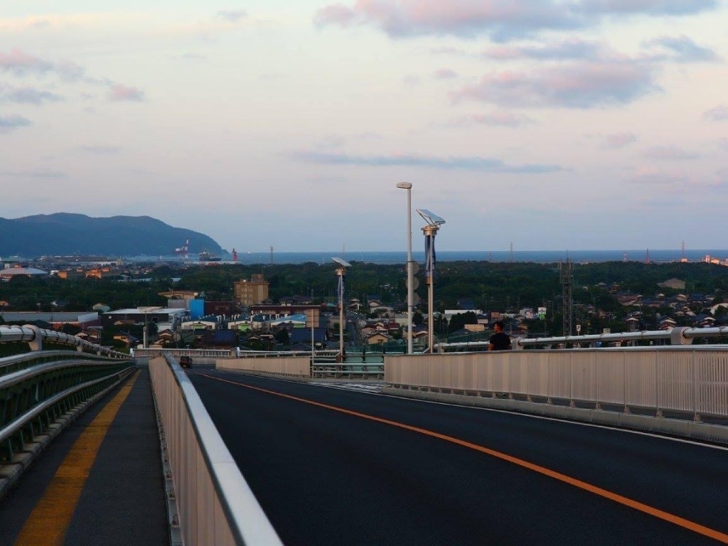 アクセル全開 鳥取と島根を結ぶ 江島大橋 Cmでも話題のベタ踏み坂 Recotrip レコトリップ