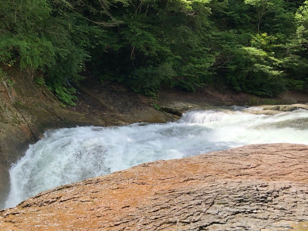 東洋のナイアガラ 豪快な瀑声と水しぶき 吹割の滝 でマイナスイオンを浴びよう Recotrip レコトリップ