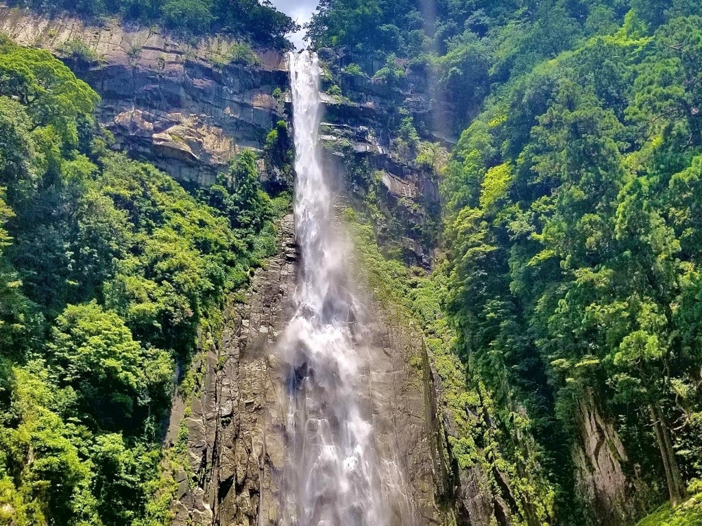 日本一の落差を誇る名瀑 和歌山にある 那智の滝 で神秘的な雄姿を体感しよう Recotrip レコトリップ 日本一の落差を誇る名瀑 和歌山にある 那智の滝 で神秘的な雄姿を体感しよう Recotrip レコトリップ