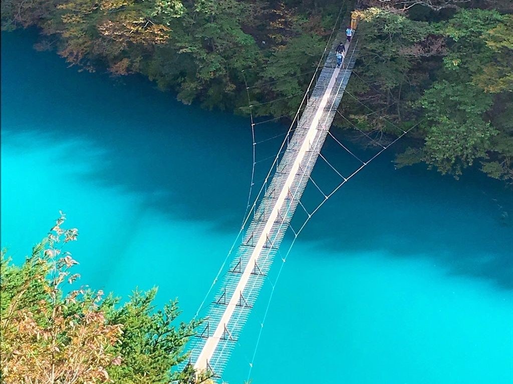 ミルキーブルーの湖上を歩こう 寸又峡 夢の吊橋 で絶景とスリルを満喫 Recotrip レコトリップ